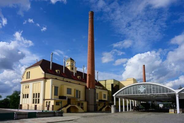 exteriér budovy pivovaru pilsner urquell v plzni, česká republika - plzeň - stock snímky, obrázky a fotky
