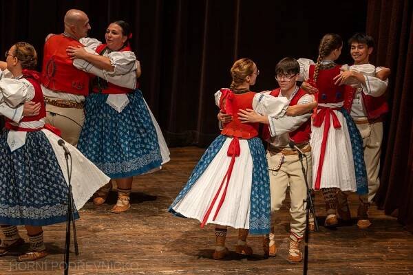 Vizovjánek z Vizovic a Lipta z Liptálu. Folklórní soubory z regionu ozdobily přehlídku "Prameny 2024" - Horní Podřevnicko