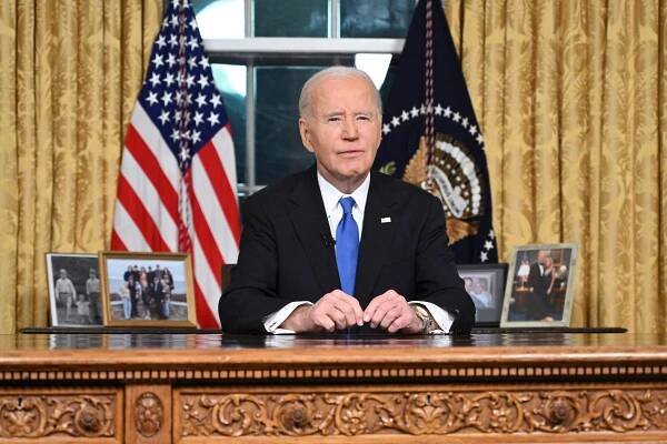 Bidenovy trampoty: Zakopnutí a pády, milost synovi, „šílený h*jzl“ Putin i rakety Ukrajině