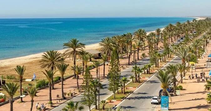 Promenáda u pláže v Hammametu