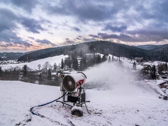 Ski areál Razula ve Velkých Karlovicích začal v neděli zasněžovat sjezdovky