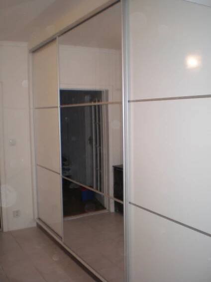 Vestavěná skříň do paneláku, do bytu, pokoje je perfektním řešením uložky