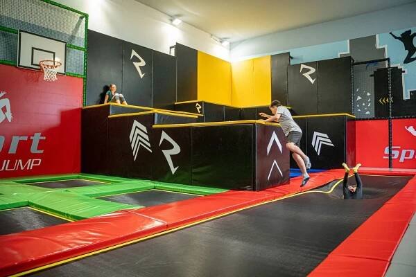 90 minut zábavy: trampolíny pro děti a wellness s bazénem pro dospělé