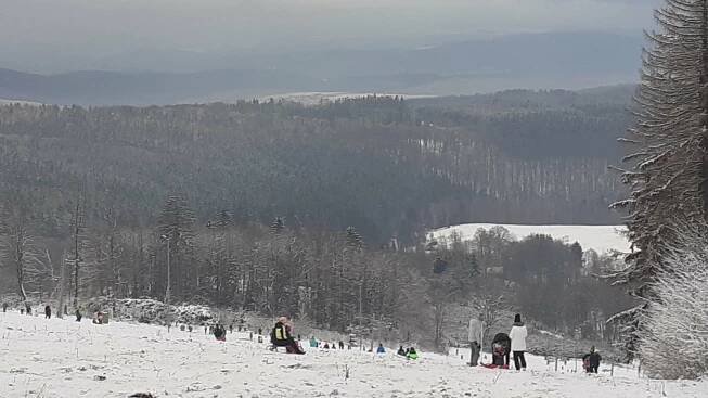 Boby, sáňky, kolony. Do skiareálů na Slovácku vyrazily davy