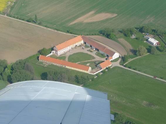 Místo kravínů rodinné domy, muzeum, koncerty. Oživují bývalé areály JZD
