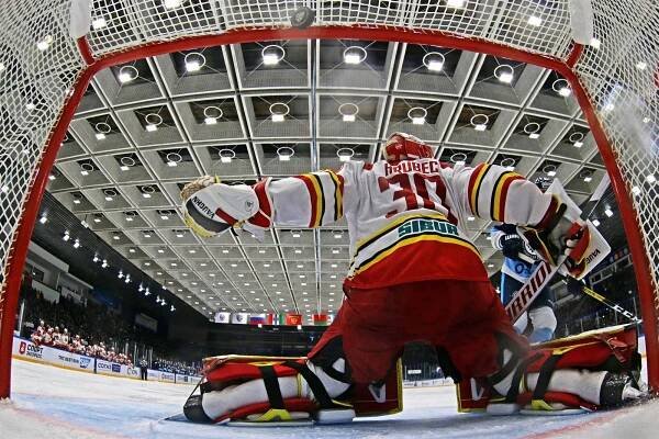 Hrubec má v KHL druhou nulu, Hanzl zazářil třemi body