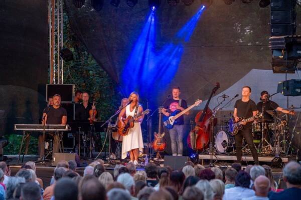 Koncert Anety Langerové rozezněl parkán | Divadlo Tramtarie Olomouc