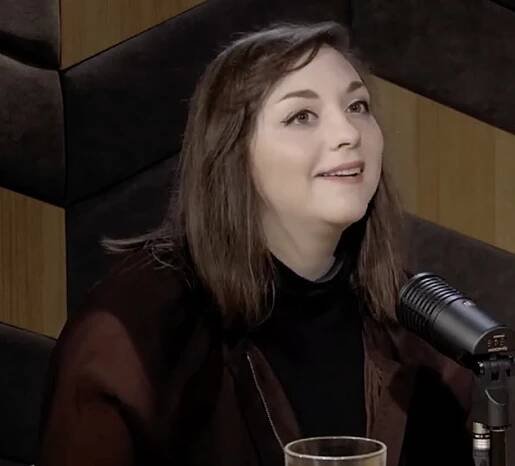 Herečka Julia Issa promluvila o zásnubách se ženou - Expres.cz