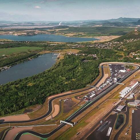 Nechcete vlastní závodní okruh? Autodrom v Mostě je totiž na prodej