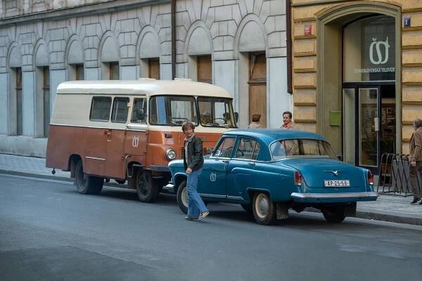 ČT uvádí retro seriál Volha, svéráznou historii Československé televize