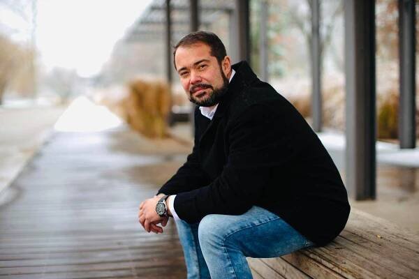 Robert Šlachta za nás schytával mediální facky, říká místopředseda Přísahy Tomáš Sochr. Popsal, jak řeší stres z voleb