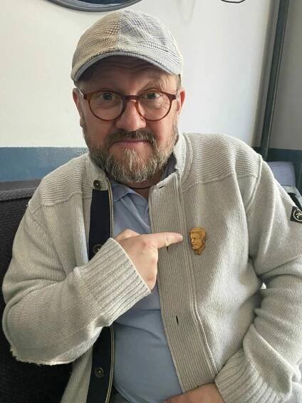 Jako podporovatel současného prezidenta získal od jeho volebního štábu unikátní placku s poloprofilem Petra Pavla.