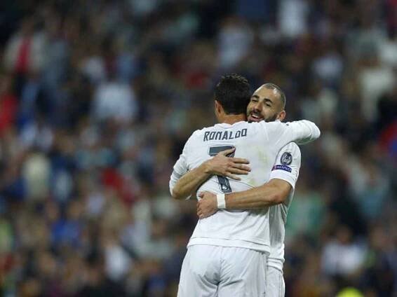 Karim Benzema z Realu Madrid (vpravo) se raduje s Cristianem Ronaldem ze svého gólu proti Šachtaru Doněck.