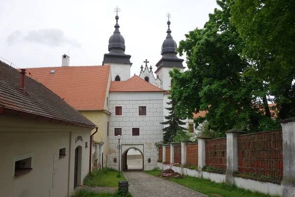 Fotografie - vlevo ledovna - 23.05.2021