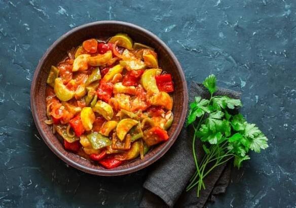 dušená zelenina cuketa, rajče, paprika