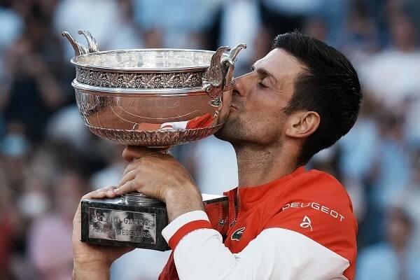 Djokovič vítězem Roland Garros. Po obratu udolal v pěti setech Tsitsipase