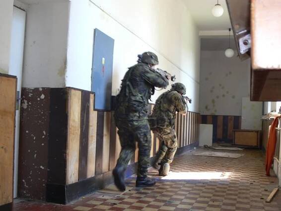 Experti kritizují růst obranného rozpočtu, chválí nábor vojáků