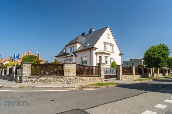Krásná vila s bazénem a velkou terasou | Mrkni na reality