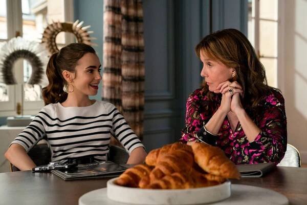 Emily in Paris - Kuchař, zloděj, náfuka a jeho milenka - Z filmu - Lily Collins, Philippine Leroy-Beaulieu