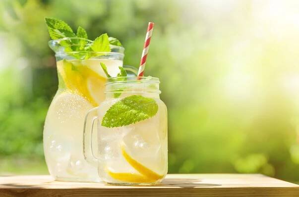 Domácí limonády: Povznes letní osvěžení na vyšší úroveň s našimi 5 tipy!