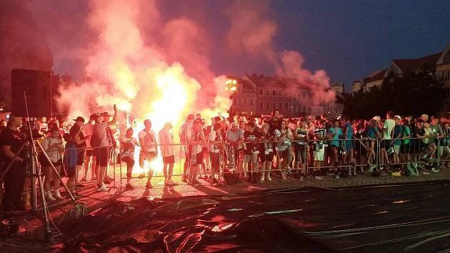 VIDEO: Rachejtle i dělobuchy. Fanoušci Slovácka rozpoutali na náměstí inferno