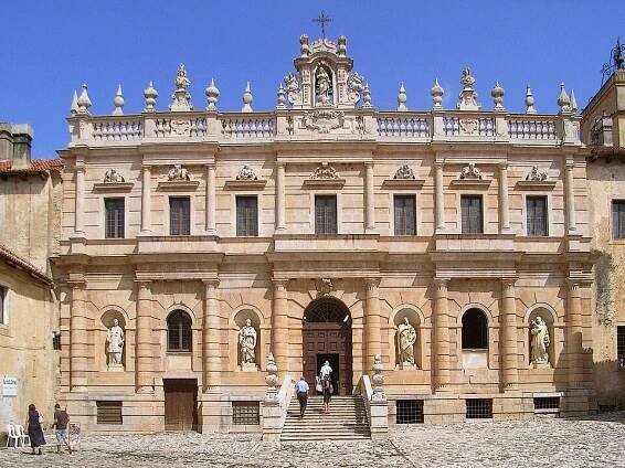 File:Certosa di Padula - la facciata sulla corte esterna (XVI secolo - 1723).jpg - Wikimedia Commons