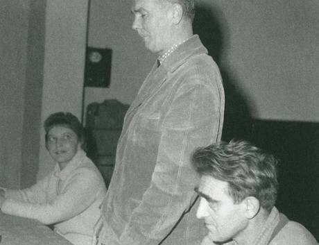Oldřich Mikulášek a Jan Skácel (sedí u stolu) na literární besedě