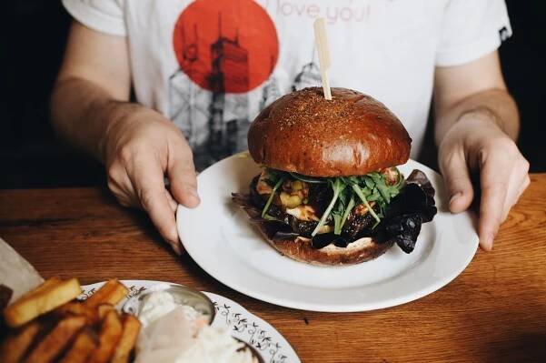 Kam v Karlíně na pořádný burger? Tohle jsou tři podniky, kde si na nich pochutnáte - Říká kdo?