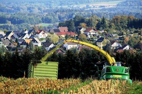 Das Maishäckseln schließt das Erntejahr 2023 im Vogtland ab. Die Marienhöher Milchproduktion nahm am Dienstag die letzten Hektar bei Lengenfeld in Angriff.