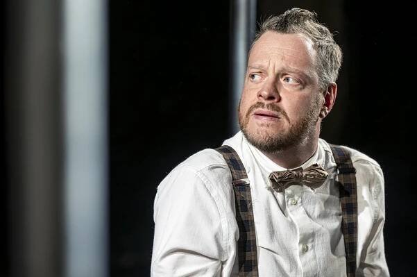 Roland Riebeling in „Der Kissenmann“ von Martin McDonagh. Deutsch von Martin Molitor und Christian Seltmann. Regie und Bühne Alexander Vaassen am Theater Duisburg