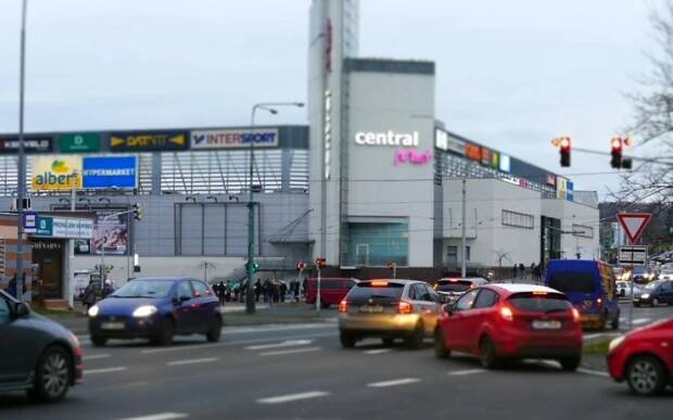 V Centralu došlo k vyostřenému konfliktu, dorazilo několik policejních aut