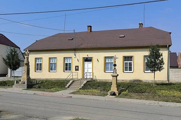 Soubor:Malá Vrbka - bývalá škola čp. 73, 2024-08, obr01.jpg