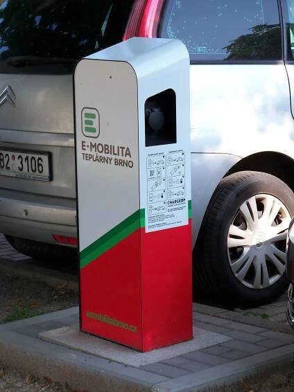 Fotografie - Brno Židenice/Gajdošova ulice/dobíjecí stanice "e-mobilita" pro elektroauta - 28.08.2024