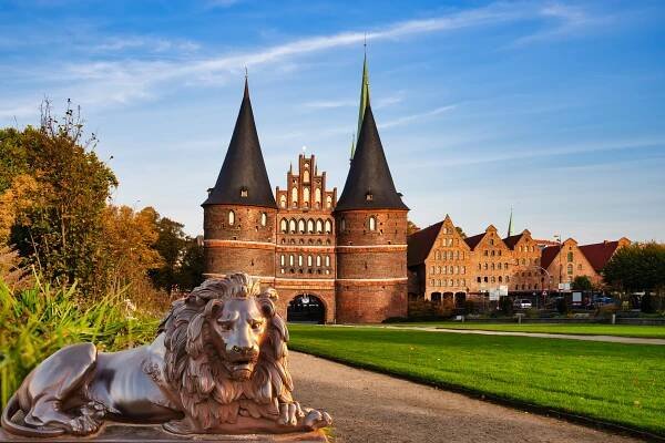 Lübecker Holstentor mit Löwe