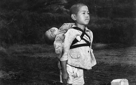Chlapec nesoucí na zádech mrtvého bratra, foceno v Nagasaki (1945)