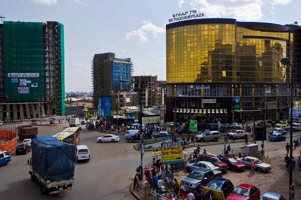 A Addis-Abeba, de nouveaux bâtiments sortent de terre chaque semaine, généralement construits par des Chinois.