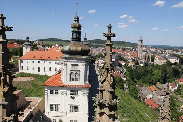 Kutná Hora z ptačí perspektivy a zvony na dosah. Otevírá se věž jezuitské koleje