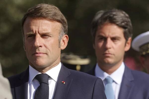 Macron odmieta vymenovať ľavicovú vládu. Mal by rešpektovať výsledky volieb, odkazujú mu kritici