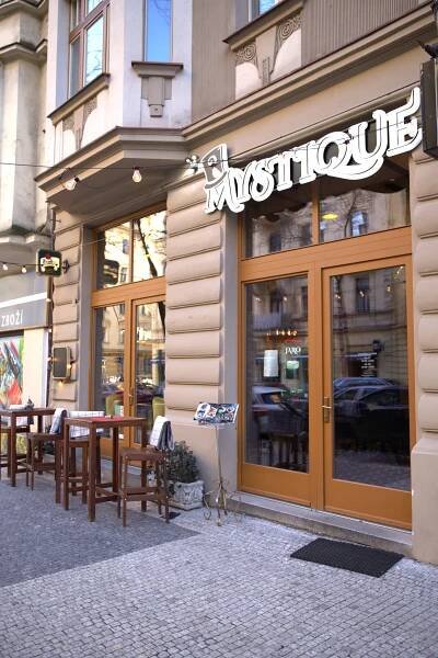 Masová hostina: čevabčiči, stehna i špízy z grilu vč. zeleniny a prosecca