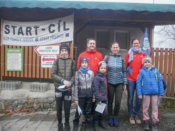 Turisté z Vřesovic potřetí zdolali horu Bradlo. Nejmladší účastník vyhrál auto