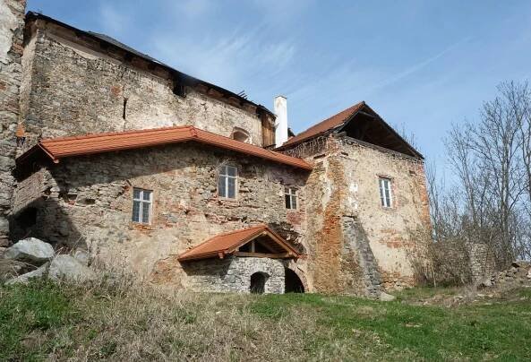 U Klatov koupila zchátralý hrad, sama ho opravuje. Nechápu, že to stát dopustil, říká
