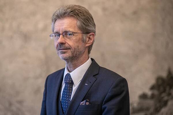 Má slova vyzněla jinak. Vystrčil se omluvil za výrok o přerozdělení platů