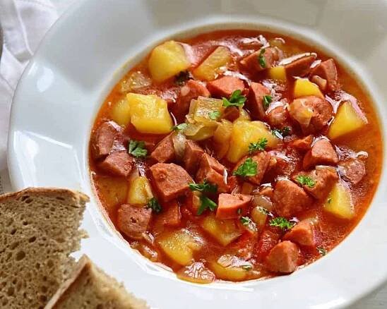 Recept na nefalšovaný český buřtguláš: Příprava je rychlá a jednoduchá. Tajemství dokonalé chuti se skrývá v pár ingrediencích