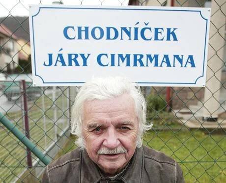 Ladislav Smoljak při slavnostním otvírání tišnovského chodníčku Járy Cimrmana
