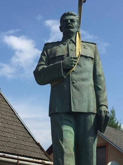 Lenin za mega, Stalin za dva a půl. Na internetu se draží sochy z Čech, zn. poštovné zdarma!