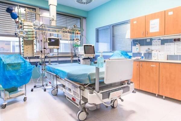 Lékaři v Brně se bouří proti pacientům s koronavirem z Francie: Ti nakonec nepřiletí!
