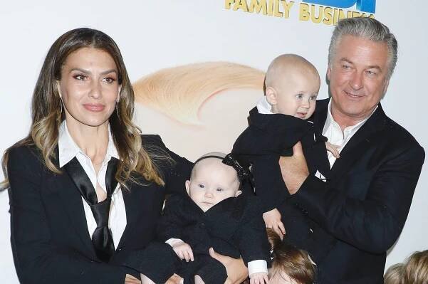 Alec Baldwin vyrazil na premiéru s manželkou a šesti ratolestmi: Nejmladší děti dělí pouhých 6 měsíců