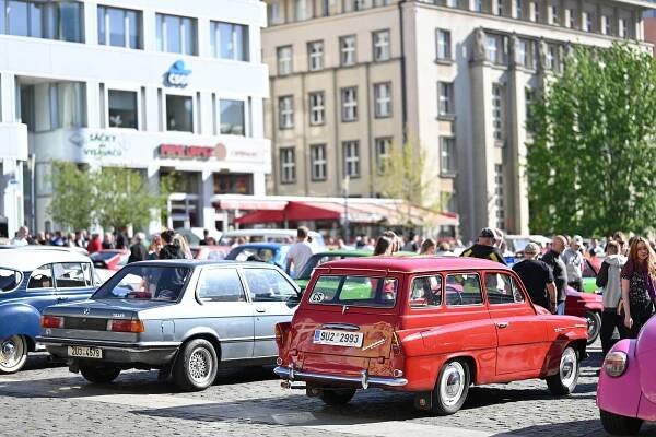 Prvomájová spanilá jízda veteránů v Ústí nad Labem bavila napříč generacemi