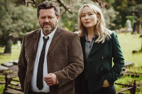 Fern Sutherland as Kristin Sims, Neil Rea as Mike Shepherd - The Brokenwood Mysteries _ Season 7 -