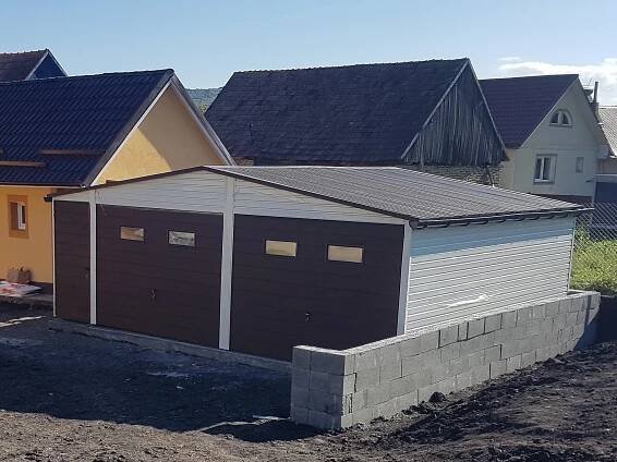 Plechová garáž 7x5,5m - bílá/tmavě hnědá 1